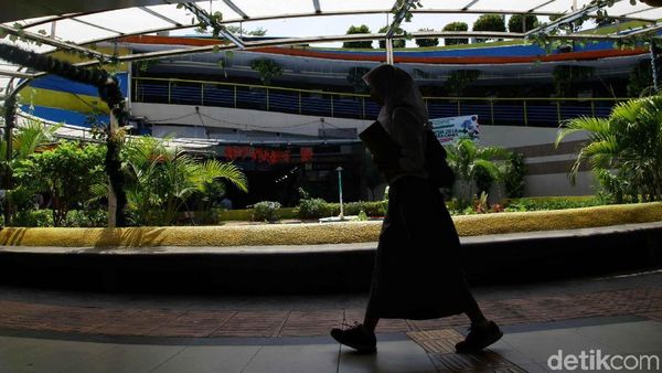 Potret Kesibukan di Terowongan Penyeberangan Kota Tua