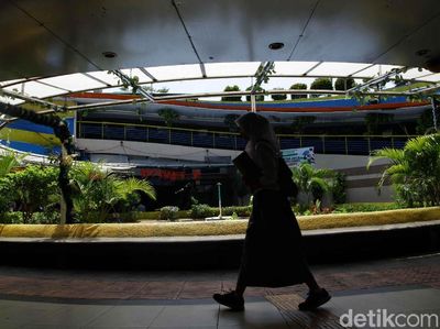 Potret Kesibukan di Terowongan Penyeberangan Kota Tua