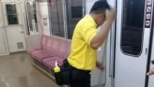 Aksi Petugas Bersihkan Bekas BAB Penumpang di Gerbong Wanita KRL
