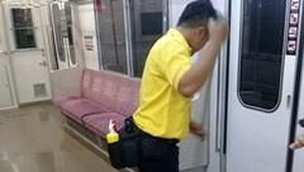 Aksi Petugas Bersihkan Bekas BAB Penumpang di Gerbong Wanita KRL