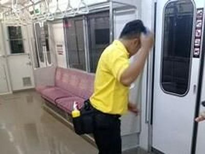 Aksi Petugas Bersihkan Bekas BAB Penumpang di Gerbong Wanita KRL