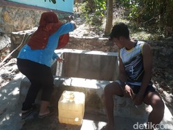 Kesulitan Air Bersih, Warga Karimunjawa Ambil Air ke Pegunungan