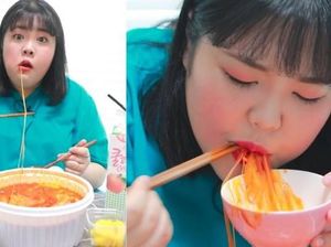 Wanita Ini Jadi Viral Berkat Mukbang Sambil Perdengarkan Suara Makannya