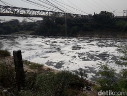 Kali Bekasi Bau dan Dipenuhi Busa, 3 Pabrik dan 1 Laundry Disegel