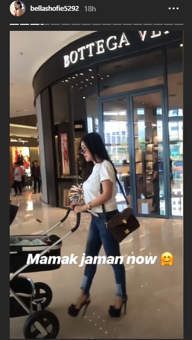 Bella Shofie ajak anak ke mall.