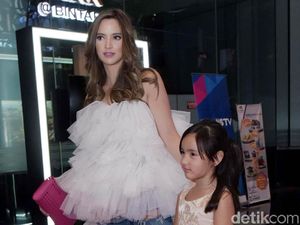 Nia Ramadhani Hampir Kena Musibah di Kolam Renang Nia Ramadhani Hampir Kena Musibah di Kolam Renang