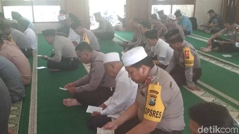 Polres Trenggalek Salat Gaib Doakan Istri dan Ajudan Kapolres Tulungagung Polres Trenggalek Salat Gaib Doakan Istri dan Ajudan Kapolres Tulungagung