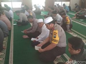 Polres Trenggalek Salat Gaib Doakan Istri dan Ajudan Kapolres Tulungagung Polres Trenggalek Salat Gaib Doakan Istri dan Ajudan Kapolres Tulungagung