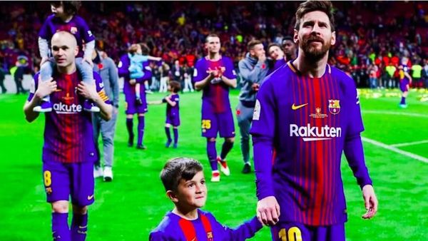 Momen Manis Pemain Barcelona Bersama Anak-anak