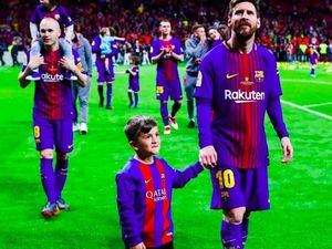 Momen Manis Pemain Barcelona Bersama Anak-anak