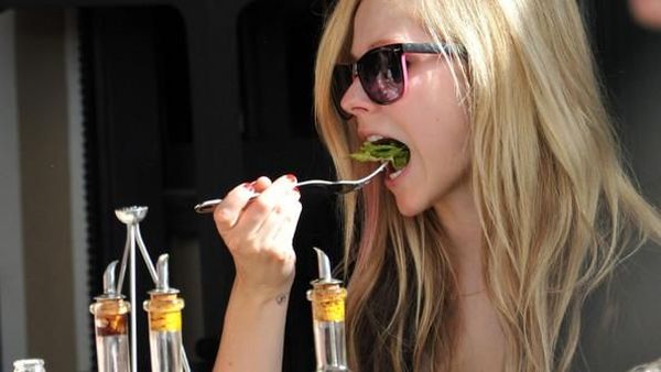 Ini Bukti Kalau Avril Lavigne Ternyata Doyan Makan Es Krim