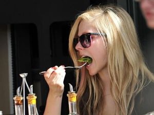 Ini Bukti Kalau Avril Lavigne Ternyata Doyan Makan Es Krim Ini Bukti Kalau Avril Lavigne Ternyata Doyan Makan Es Krim