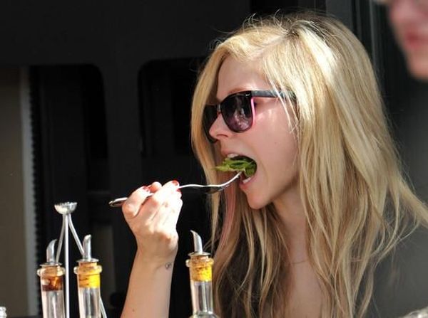 Ini Bukti Kalau Avril Lavigne Ternyata Doyan Makan Es Krim