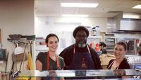 Intip Leighton Meester Masak di Dapur Umum hingga Melahap Pizza