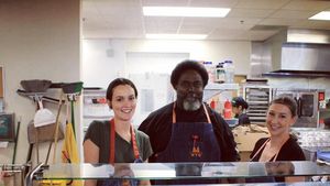 Intip Leighton Meester Masak di Dapur Umum hingga Melahap Pizza