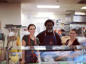 Intip Leighton Meester Masak di Dapur Umum hingga Melahap Pizza