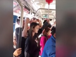 Cerdas, Wanita Ini Pakai Penyedot Toilet untuk Berpegangan di Bus