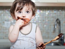 3 Hal tentang Bayi Makan Cokelat, Bunda Wajib Tahu