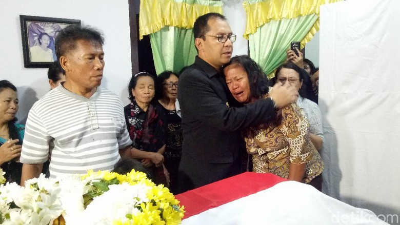 Jenazah Petugas ATC Korban Gempa Palu Disambut Tangis Keluarga Jenazah Petugas ATC Korban Gempa Palu Disambut Tangis Keluarga