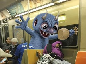 Keren! Doodle Monster di Subway yang Tampak Nyata