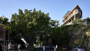 Rawan Longsor, Rumah Mewah Ini Dibangun di Puncak Tebing