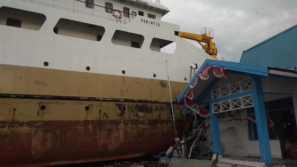 Potret Pasca Tsunami Palu: Kapal Naik ke Daratan-Bangunan Rusak