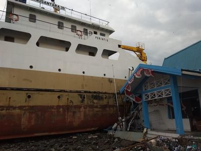 Potret Pasca Tsunami Palu: Kapal Naik ke Daratan-Bangunan Rusak