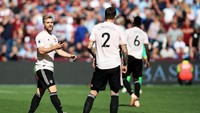 Alih-alih mencetak gol penyeimbang, MU malah kebobolan lagi. Kali ini lewat bunuh diri Victor Lindelof setelah membelokkan tembakan Andriy Yarmolenko di menit ke-43. West Ham pun unggul 2-0. (Foto: Marc Atkins/Getty Images)