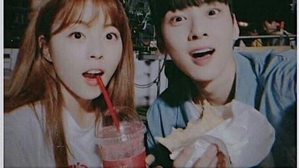 Manis Banget! Lihat Cha Eun-woo Makan Es Krim dan Minum Iced Coffee