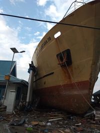 Kapal naik dan tabrak bangunan pasca tsunami di Palu