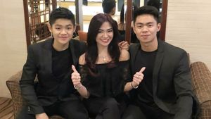Keseharian Puspa Dewi, Si Ibu Awet Muda Bersama Kedua Anaknya