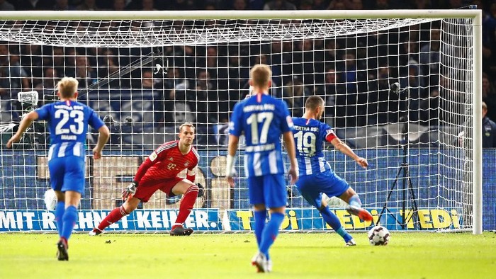 Hertha vs Bayern Soccer Football - Bundesliga - Hertha BSC v Bayern Munich - Olympiastadion, Berlin, Germany - September 28, 2018 Hertha Berlin's Vedad Ibisevic scores their first goal from the penalty spot REUTERS/Hannibal Hanschke DFL regulations prohibit any use of photographs as image sequences and/or quasi-video