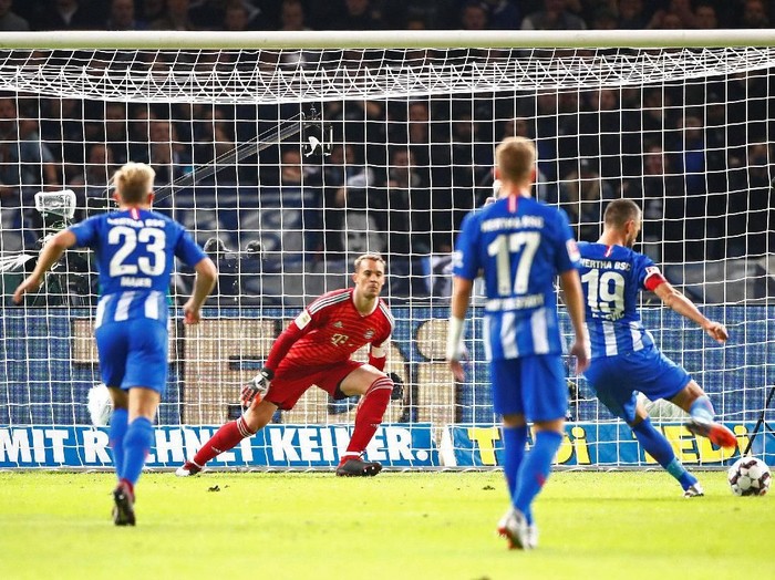 Soccer Football - Bundesliga - Hertha BSC v Bayern Munich - Olympiastadion, Berlin, Germany - September 28, 2018   Hertha Berlin's Vedad Ibisevic scores their first goal from the penalty spot    REUTERS/Hannibal Hanschke    DFL regulations prohibit any use of photographs as image sequences and/or quasi-video