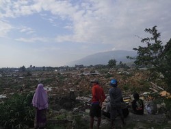 Warga Evakuasi Jasad dari Pantai Talise Pasca-tsunami Palu