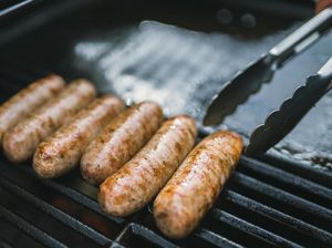 Suka Produk Daging Olahan? Waspadai Risiko Kanker Payudara