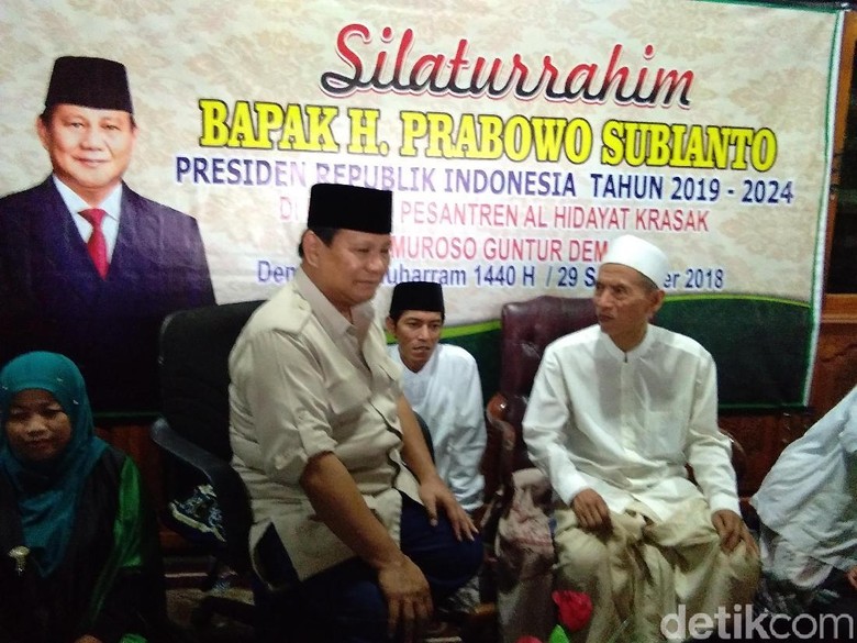 Blusukan ke Ponpes, Prabowo: Minta Doa Sebelum Pikul Tugas Berat Blusukan ke Ponpes, Prabowo: Minta Doa Sebelum Pikul Tugas Berat