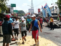 Dump Truk Rem Blong Seruduk Motor dan Mobil, Satu Tewas