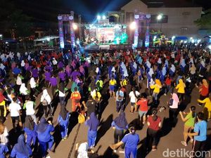 Dukung Asian Para Games, Warga Tulungagung Senam Dayung dan Night Run