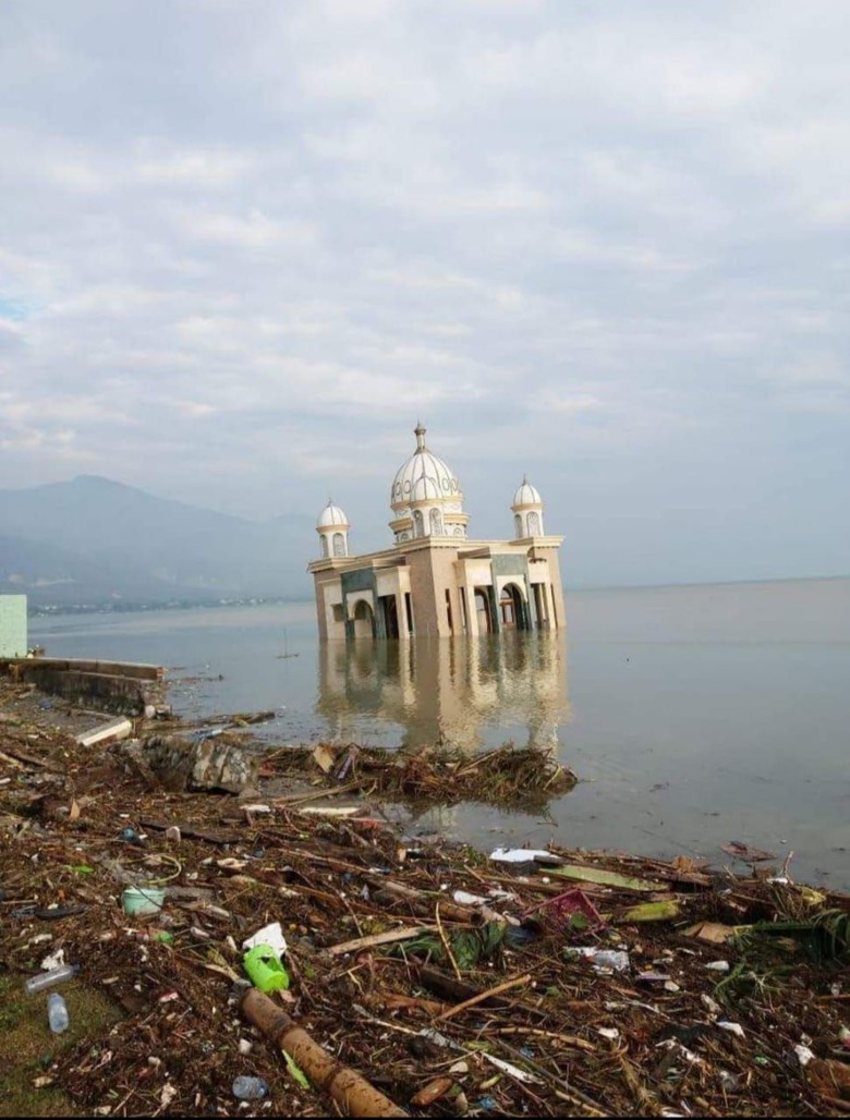 Masjid Apung Roboh ke Laut Usai Tsunami Palu