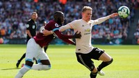 Scott McTominay juga mendapat kawalan ketat dari pemain West Ham. (Foto: Eddie Keogh/Reuters)