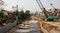 Ditargetkan Rampung Desember, Turap Kali Grogol Terus Dikebut