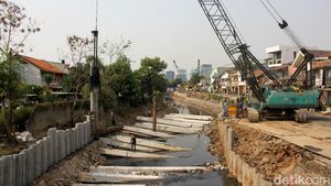Ditargetkan Rampung Desember, Turap Kali Grogol Terus Dikebut