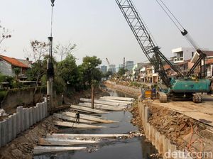 Ditargetkan Rampung Desember, Turap Kali Grogol Terus Dikebut Ditargetkan Rampung Desember, Turap Kali Grogol Terus Dikebut