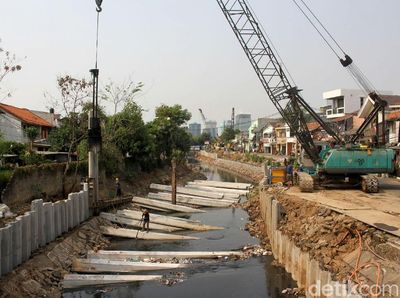Ditargetkan Rampung Desember, Turap Kali Grogol Terus Dikebut