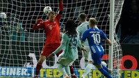 Situasi menjadi lebih rumit bagi Bayern. Di penghujung babak pertama, Hertha memperbesar skor menjadi 2-0 berkat sontekan Ondrej Duda. (Foto: Odd Andersen/AFP Photo)