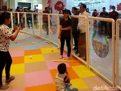Jokowi dan Iriana Momong Cucu di The Park Mall Solo Baru