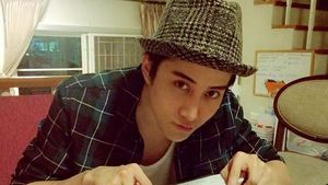 Ganteng dan Hobi Makan, Begini Gaya Mike Angelo Saat Ngemil Cake