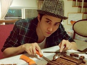 Ganteng dan Hobi Makan, Begini Gaya Mike Angelo Saat Ngemil Cake