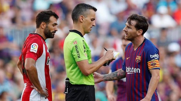 Lionel Messi diganjar kartu kuning usai pertandingan.