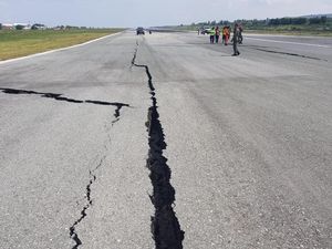 Runway Bandara Palu Retak-retak, Digunakan untuk Darurat Runway Bandara Palu Retak-retak, Digunakan untuk Darurat